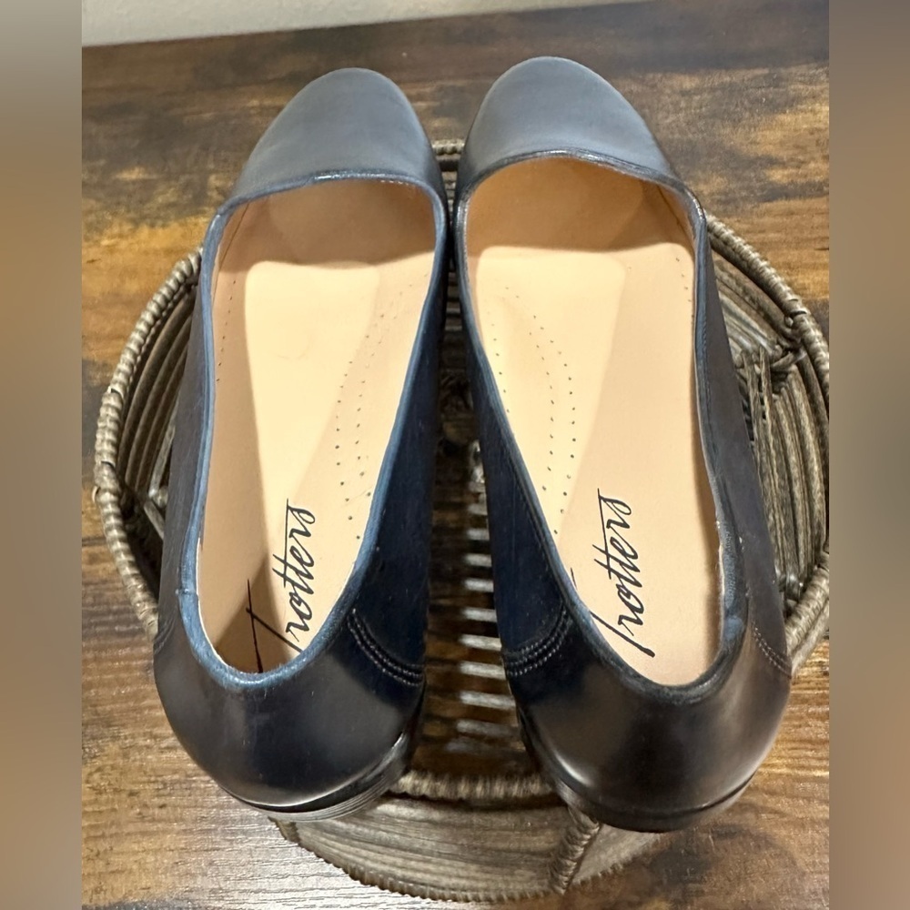 Trotters Liz Lux Navy Leather Flat Loafer Size 6 - Picture 6 of 7